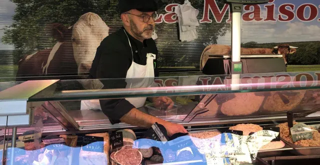 photo  jacky mortier travaille à la maison du boudin depuis trois ans.  &copy;  ouest-france 