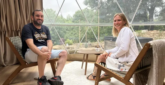 photo  asnières-sur-vègre, samedi 19 juillet 2025. les sarthois jimmy sichez et floriane denisot sont revenus dans ce « dôme géodésique » où ils se sont « sentis bien ».  &copy;  le maine libre 