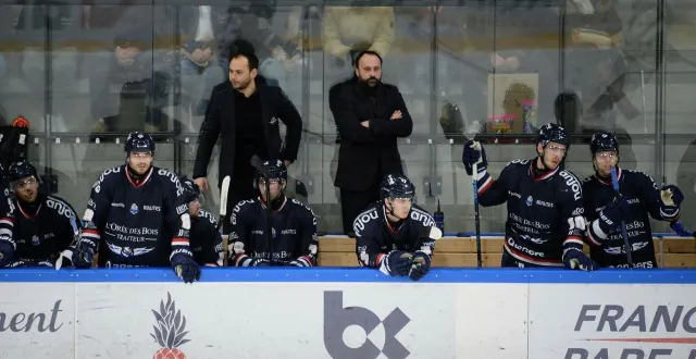 photo  jonathan paredes (bras croisés) a observé sa nouvelle équipe qui était très amoindrie en défense.  &copy;  archives co - j. hurstel 