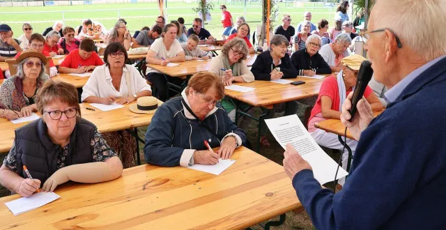 photo  la classe de monsieur lefrère était bien garnie pour la dictée du matin, samedi 23 août 2025, à vion, lors de la fête d’antan de l’association génér’actions vionnaise.  &copy;  ouest-france 