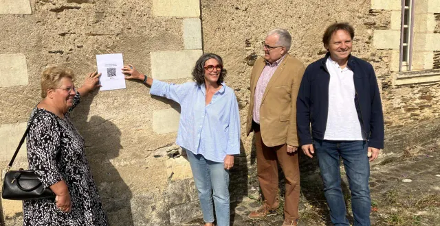 photo  ghislaine priou, pascal tellier et michel letertre de l’association des amis de pignerolle, entourant sandrine gaboriau, adjointe à la culture lors de la pose du premier qr code.  &copy;  co. 