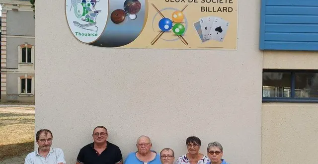 photo  les membres de la société, avec leur président gilbert anger (4e en partant de la gauche), devant le nouveau panneau.  &copy;  co 