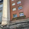 photo  la façade a été endommagée par l’incendie d’un véhicule au pied de l’immeuble. 