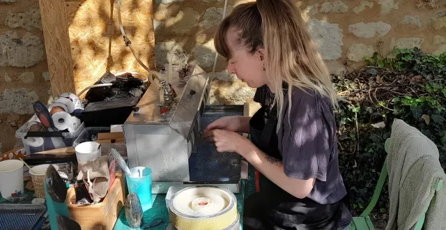 photo  la lapidaire taille et polit des pierres fines et précieuses ou des blocs.  &copy;  co 