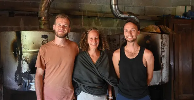 photo  françois poulain et aurore rousseau, paysans boulangers, à gauche du coordinateur william petipas, ont ouvert un fournil à domicile grâce à l’association alterfixe.  &copy;  capucine barat-gendrot 