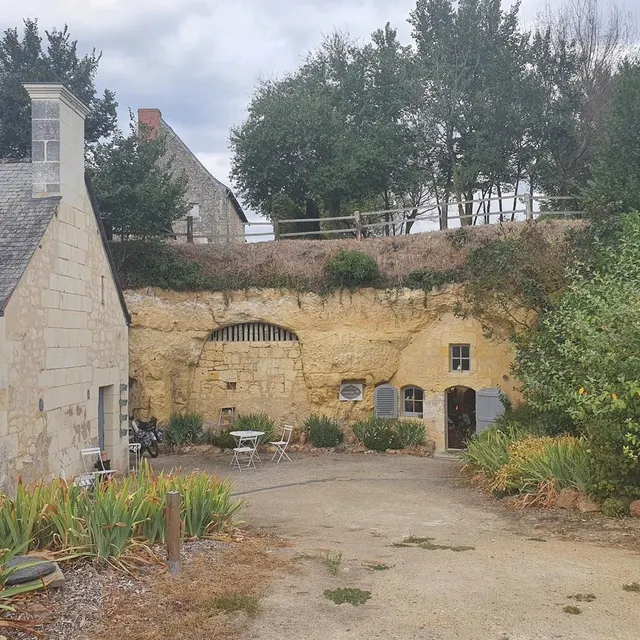 photo cornillé-les-caves se repère de loin grâce à sa tour, un drôle de « phare » érigéau xixe siècle. c’est sous terre que la magie opère, grâce aux nombreuses galeries creusées dans le tuffeau.  ©  tiphaine crézé