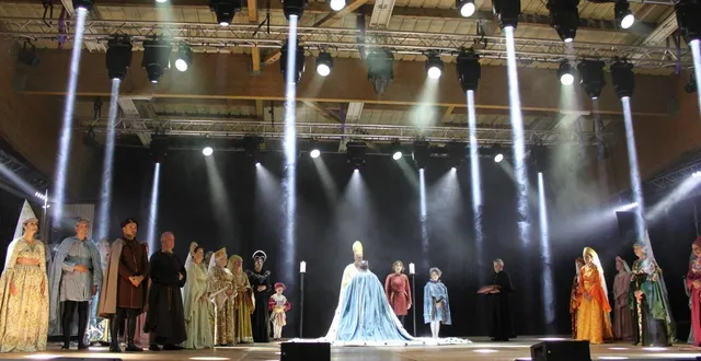 photo  la qualité des costumes, comme ici dans la scène du couronnement du roi charles vii, a époustouflé le public.  &copy;  ouest-france 