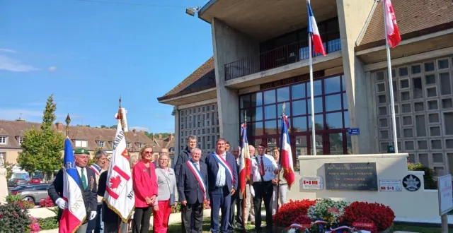 photo  la cérémonie s’est déroulée à la stèle dédiée aux soldats canadiens.  &copy;  ouest-france 
