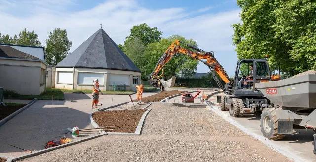 photo  les abords de l’école robert-desnos ont été sécurisés pendant l’été.  &copy;  mairie d’alençon 