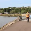 photo  les promeneurs profitent du soleil autour du lac de la ferté-macé, août 2025. 