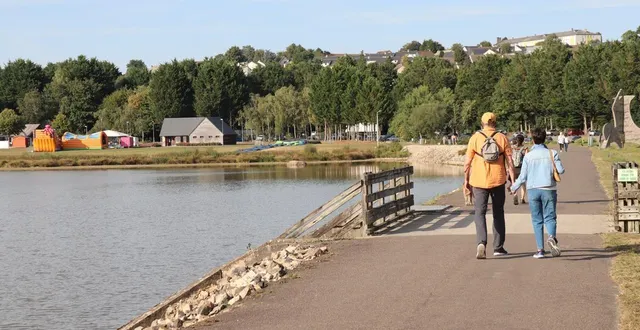 photo  les promeneurs profitent du soleil autour du lac de la ferté-macé, août 2025.  &copy;  ouest-france 