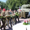photo les autorités militaires de la pologne, en compagnie de l’ambassadeur jan emeryk rosciszewski (au centre), ont déposé des gerbes au pied du monument commémoratif du mémorial de mont-ormel.