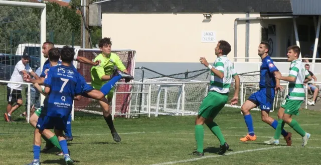 photo  la js solesmes (en bleu), modeste équipe de d2, a créé l’exploit face à l’us mansigné (r3).  &copy;  ouest-france 