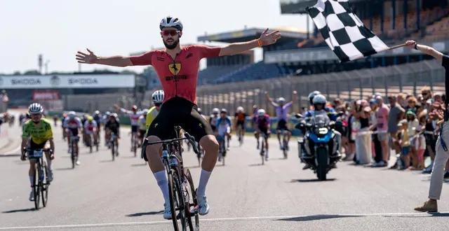 photo  nelson daniel a donné la victoire au sprint à son équipe barbeuk one normandie cycles.  &copy;  le maine libre - xavier sarrat 