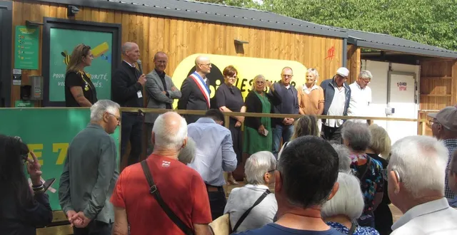 photo  jeudi 21 août 2025, le public s’est précipité pour l’ouverture de la nouvelle supérette. vincent terrasse, responsable au développement des supérettes api, et franck poquin, maire, ont pris la parole.  &copy;  ouest-france 