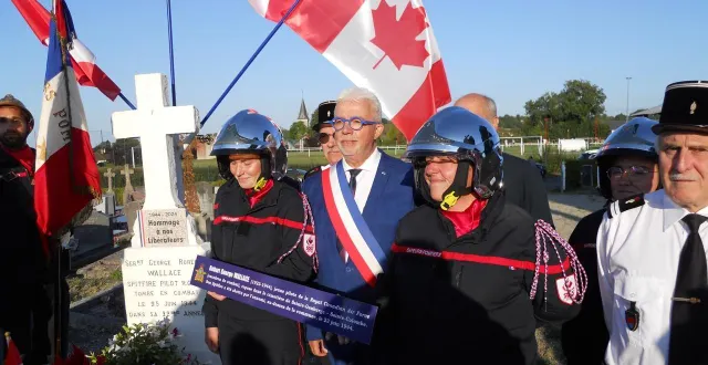 photo  une plaque à la mémoire du sergent wallace a été dévoilée lors de la cérémonie au cimetière.  &copy;  ouest-france 