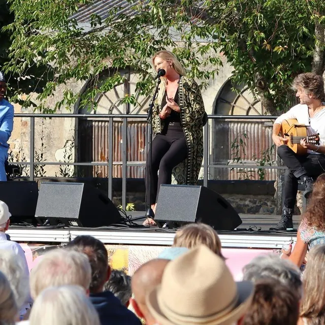 photo le trio « korabarok » formé par mamadou dramé à la kora, céline scheen à la voix et karim baggili à la guitare, en concert gratuit place dom-guéranger, vendredi.  ©  ouest-france