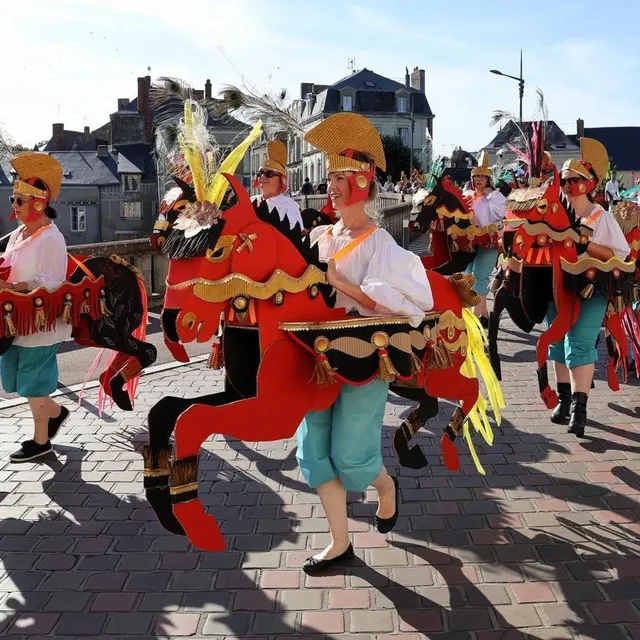 photo le « carrousel royal » préparé par l’association baroquez-vous, emmené par la danseuse et habilleuse anne-sophie ott (premier plan), a déambulé en ville en musique samedi.  ©  ouest-france