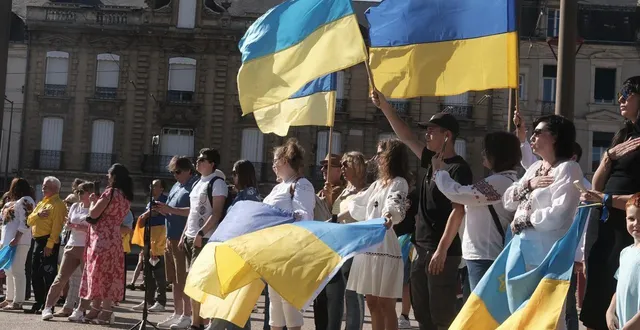 photo  une centaine de personnes étaient réunies pour célébrer le 34e anniversaire de l’indépendance de l’ukraine place aristide briand au mans (sarthe).  &copy;  ouest-france 