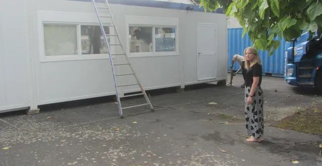 photo  la mairie de saint-augustin-des-bois sera fermée les mardi 26 et mercredi 27 août afin de déménager dans des bâtiments modulaires. nathalie favé, directrice des services, et les employés municipaux s’emploient à ce transfert.  &copy;  co 