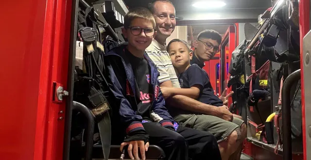 photo  petits et grands – 25 personnes en tout – ont pu prendre place dans les camions des pompiers, un rêve qui se réalise pour les enfants heureux comme tout  &copy;  mdh 
