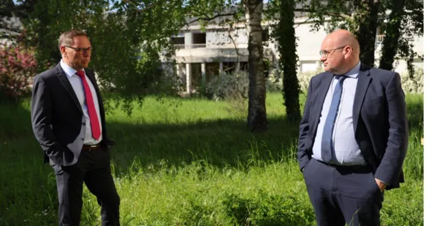 photo  frédéric mortier, maire de longué-jumelles avec antoine chéreau 1er vice-président à la région des pays de la loire, en visite sur le site.  &copy;  co 