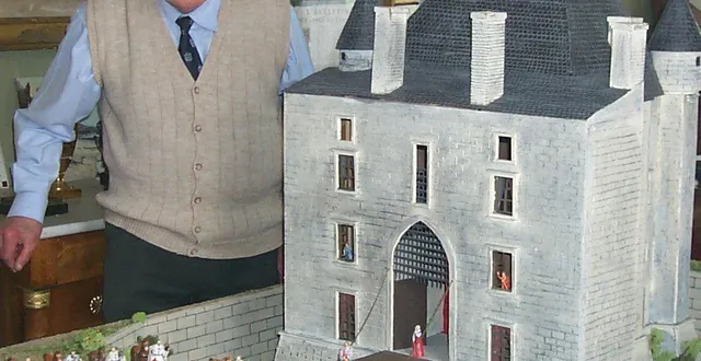 photo  l’imposante maquette du château d’avoir (longueur 2 300 mm, largeur 1 230 mm., hauteur 875 mm) du temps de la huitième croisade, réalisée par roger cordier (photo) est visible à la salle du troisième âge.  &copy;  co 