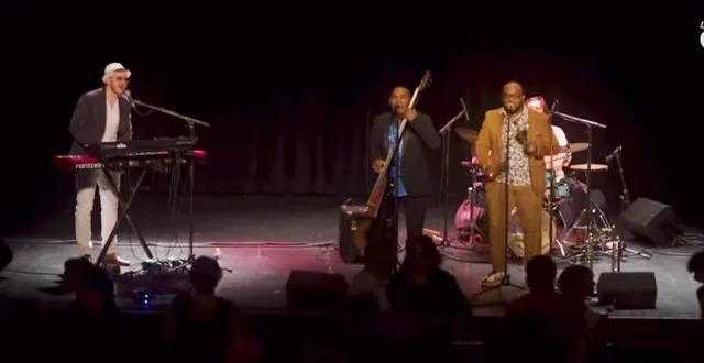 photo  los camineros en concert, camilo gonzalez au piano.  &copy;  co 