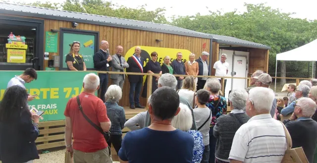photo  vincent terrasse, responsable du développement des supérettes api dans le maine-et-loire, et franck poquin, maire, ont prononcé des discours en faveur du commerce de proximité.  &copy;  co 