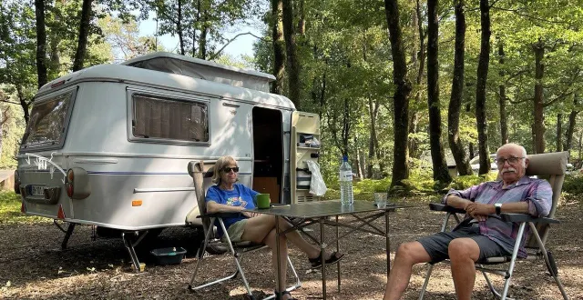 photo  pour ce couple de nantes, venu pour la première fois à huttopia à coco plage, c’est l’occasion de revoir ses proches.  &copy;  ouest-france 