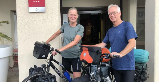 photo  magda van der wulp et peter von der boom, deux touristes hollandais, partent d’alençon pour un circuit de 800 km.  &copy;  ouest france 