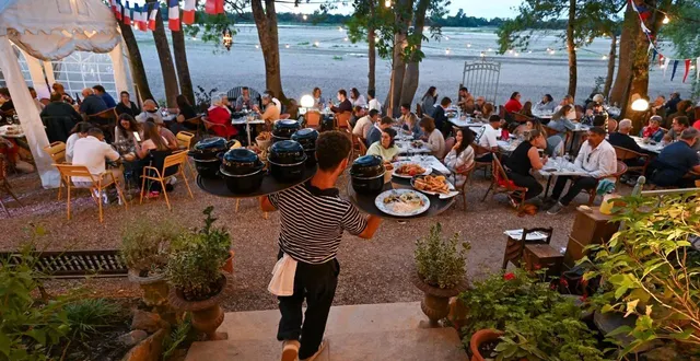 photo  saint-saturnin-sur-loire, le 21 août 2025.  la guinguette à jojo, c’est une ambiance sur les bords de la loire.  &copy;  josselin clair 