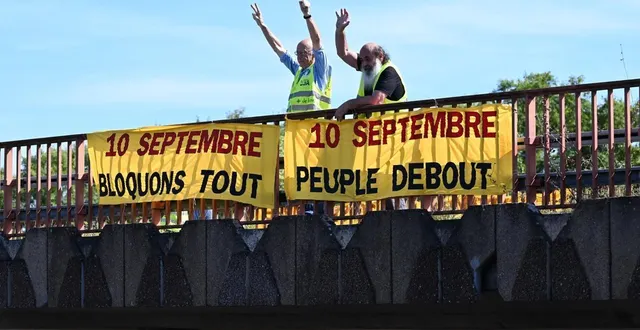 photo  angers, le 23 août 2025. d’anciens gilets jaunes se sont rassemblés pour déployer une banderole qui appelle à la mobilisation le 10 septembre prochain.  &copy;  co - josselin clair 