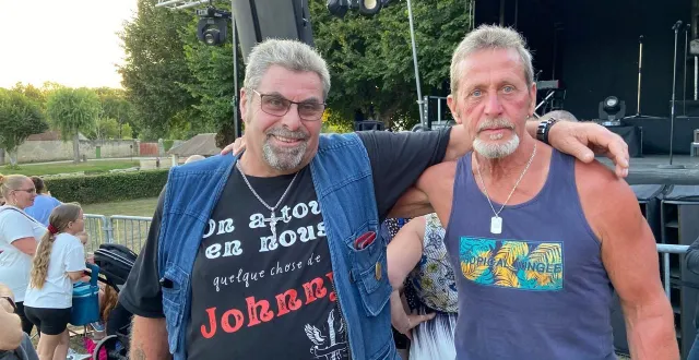 photo  philippe et patrick, fans de johnny au spectacle 