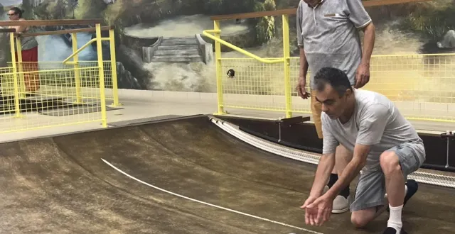 photo  la boule de fort se joue en équipe de deux et consiste à lancer des boules pour se rapprocher le plus possible d’un cochonnet.  &copy;  ouest-france 