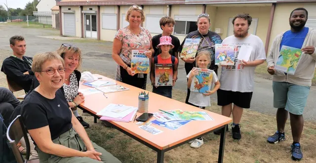 photo  à gauche, hélène, bénévole, nathalie, la médiathécaire, antonin, animateur agag et debout, les adultes valérie, kathy, curtis, et mouayadi, et les enfants, elio, hanae et marie, ravis de participer au parcours orientation.  &copy;  le maine libre 