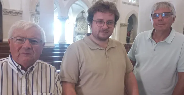 photo  les sacristains de saint-denis jacques vilain, raphaël leleu et le secrétaire du conseil paroissial joseph gourdon souhaitent ramener de la sérénité et de l’apaisement entre les deux églises du louroux et de candé.  &copy;  co 