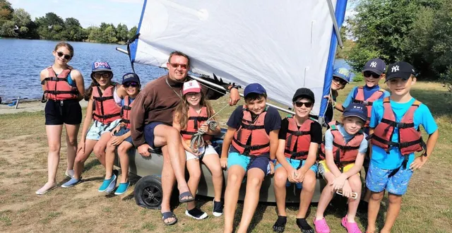 photo  le stage se termine, ce vendredi après une journée entière sur l’eau, et le rangement des bateaux fait, les enfants prennent la pose avec leur moniteur avant le goûter bien mérité.  &copy;  le maine libre. 