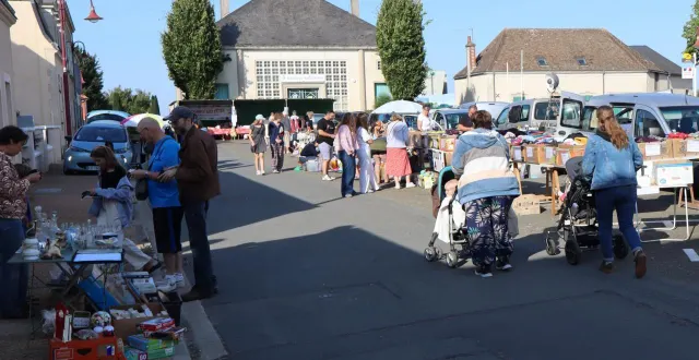 photo  le public était présent pour traquer la bonne affaire  &copy;  le maine libre 