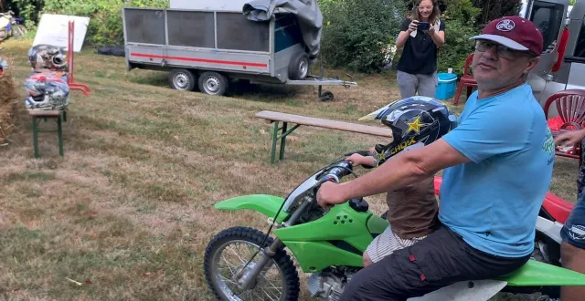 photo  jean-pierre ménager accompagne un enfant au départ de son baptême.  &copy;  ouest-france 