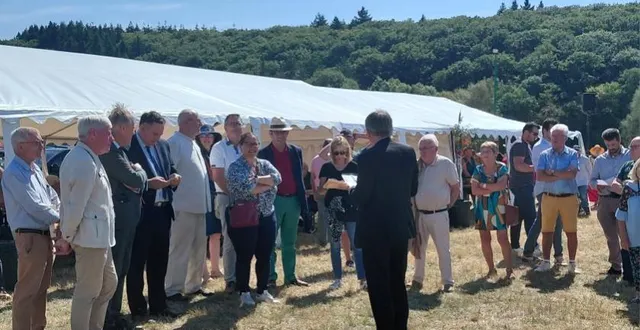 photo  discours des officiels devant les éleveurs, bénévoles, habitants et promeneurs venus nombreux.  &copy;  le maine libre 