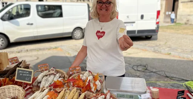 photo  aurore dubois, 48 ans, vend des saucissons catalans et des fromages de savoie.  &copy;  ouest-france 
