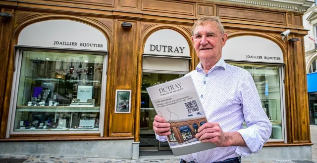photo  claude hauvieux a eu deux vies professionnelles liées, cycliste professionnel et bijoutier. il est à la tête de la célèbre bijouterie dutray depuis 26 ans.  &copy;  photo le maine libre - yvon loué 