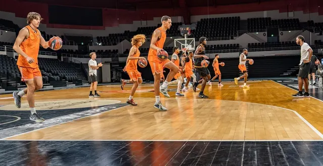 photo  le groupe de guillaume vizade, avec son nouvel adjoint k. j. smith (à droite), a repris l’entraînement à antarès le mercredi 13 août 2025. deux semaines plus tard, les joueurs du mans sb vont disputer leur premier match amical de la saison, face à blois, ce mardi 26 août 2025.  &copy;  arnaud despelchain 