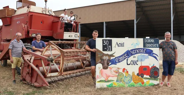photo  une partie des bénévoles du comice des pays de loué pose avec la pancarte de l’événement.  &copy;  ouest-france 