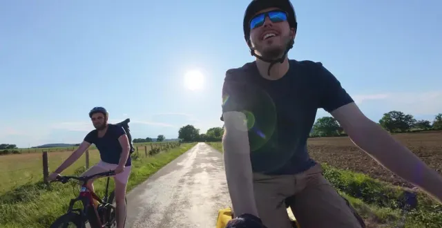 photo  le géographe damien deville et le vidéaste augustin morel ont traversé la sarthe à vélo, le long de la vélobuissonière, pour valoriser les paysages et initiatives locales.  &copy;  augustin demain 