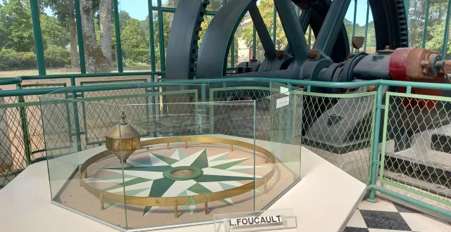 photo  le pendule oscille, imperturbable, à côté de l’énorme machine à vapeur, dans la véranda attenante à l’espace artistique de pignerolle.  &copy;  ouest-france 