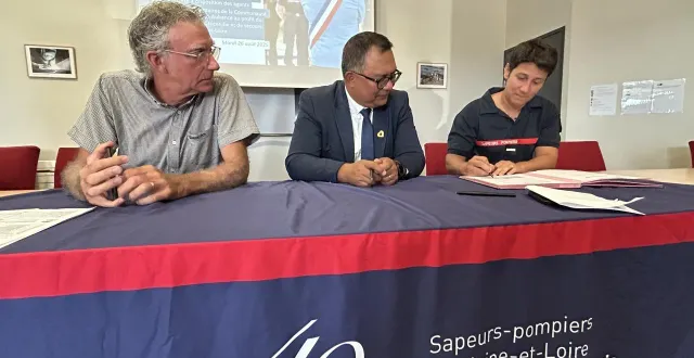 photo  marc schmitter, président de la communauté de communes, noorduddine muhammad, conseiller départemental et vice-président du sdis 49, et l’une des sapeurs-pompiers volontaires.  &copy;  co 
