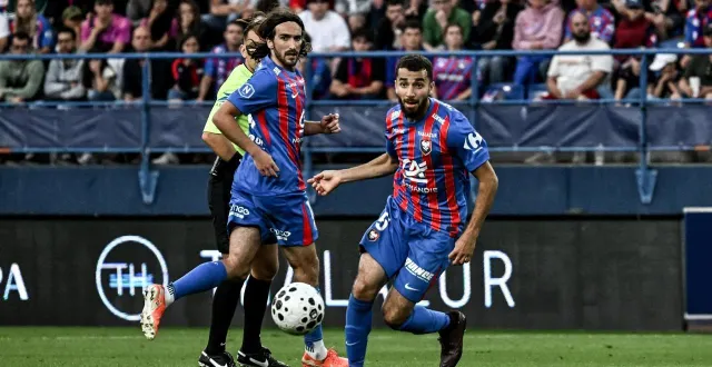 photo  rouge et bleu a analysé les premières minutes de belkacem dali-amar avec le maillot du sm caen.  &copy;  martin roche, ouest-france 