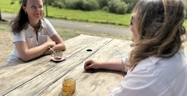photo  angers, parc balzac, le 4 août 2025. marie-pascale bodet et claire audrey publient ensemble « mal-être et suicide », un ouvrage de témoignages croisés pour mieux comprendre et accompagner la détresse psychique.  &copy;  co 